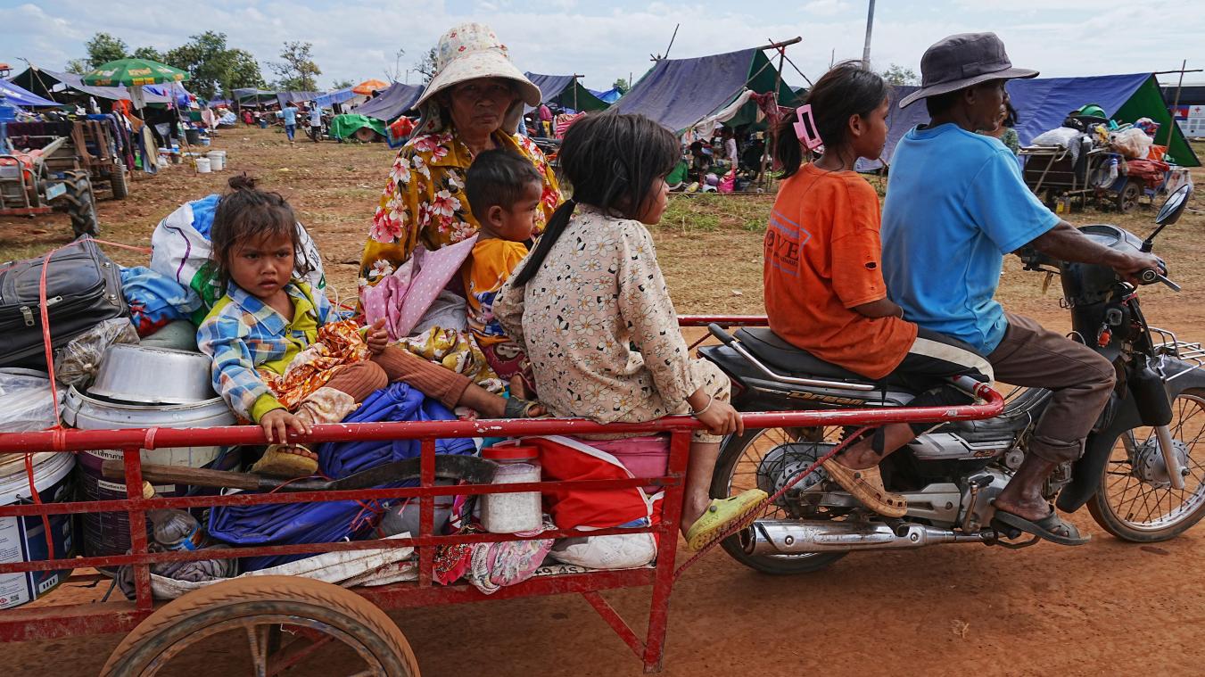 <p>Eine Familie sucht in Chonkal Zuflucht, nachdem sie nach einem Streit zwischen Thailand und Kambodscha über Gebietsansprüche geflohen ist</p>