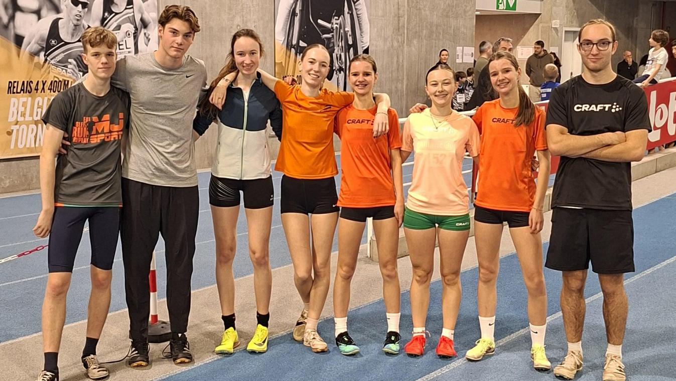 <p>Die Teilnehmer des AC Hautes Fagnes in Neulöwen mit Noé Delbushaye (Zweiter von links), Ronja Van Kerckhoven (Dritte von links) und Ethan Delbushaye (rechts)</p>