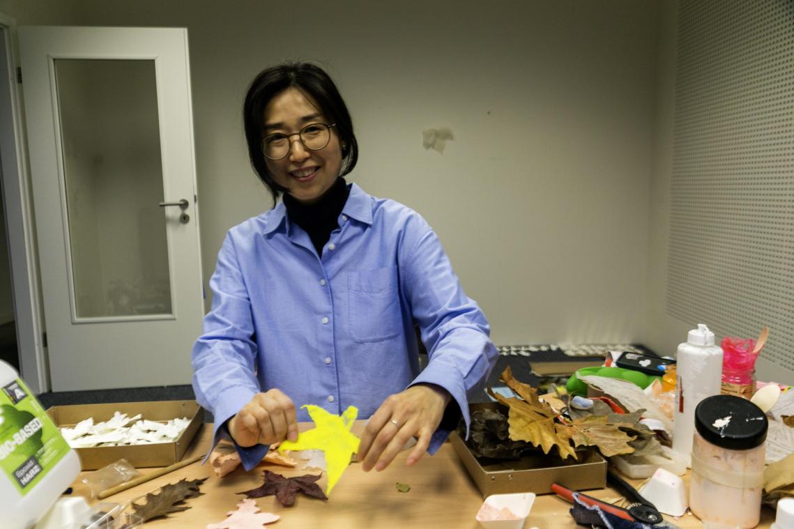 <p>Auf ihrem täglichen Weg von ihrer Wohnung zu ihrem Atelier im Eupen Plaza hat Jungwoon Kim Blätter gesammelt, die sie dann mit Silikon und Epoxidharz bearbeitet hat.</p>
