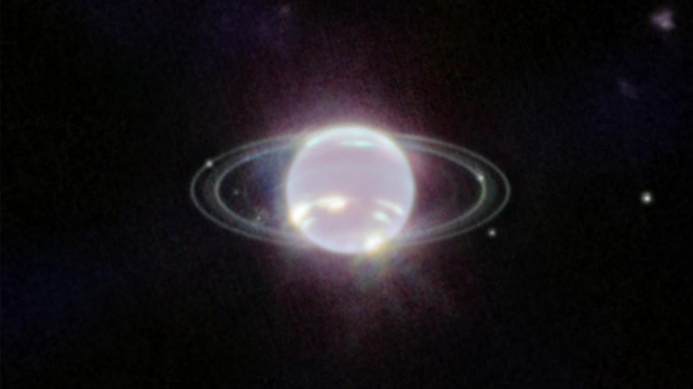 <p>Der Planet Neptun schwebt im Zentrum einiger Ringe.</p>