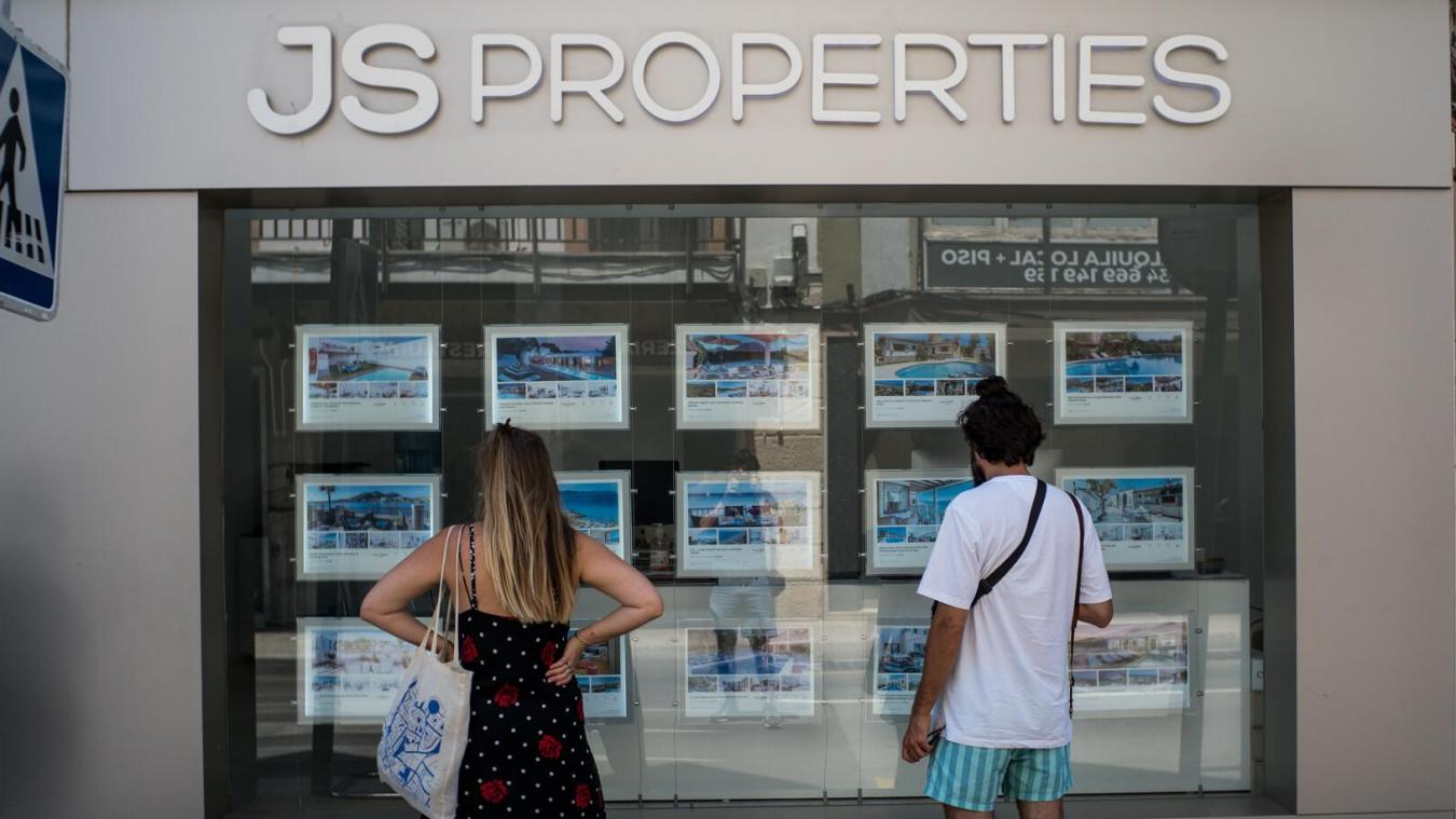 <p>Zwei Personen schauen sich in einem Fenster einer Immobilienagentur in Palma de Mallorca Immobilien zur Miete und zum Verkauf an.</p>