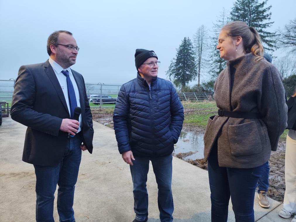 <p>Landwirt Gerhard Piront (Mitte) empfing die wallonische Landwirtschaftsministerin Anne-Catherine Dalcq (r.) und AgraOst-Direktor Jerome Gennen (l.)in der Eibertinger Heide.</p>