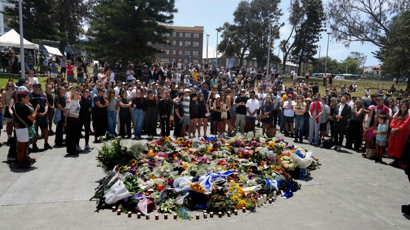 <p>Eine wachsende Zahl von Menschen versammelt sich einen Tag nach einer Schießerei, um ein Blumendenkmal am Bondi Pavillon am Bondi Beach in Sydney.</p>