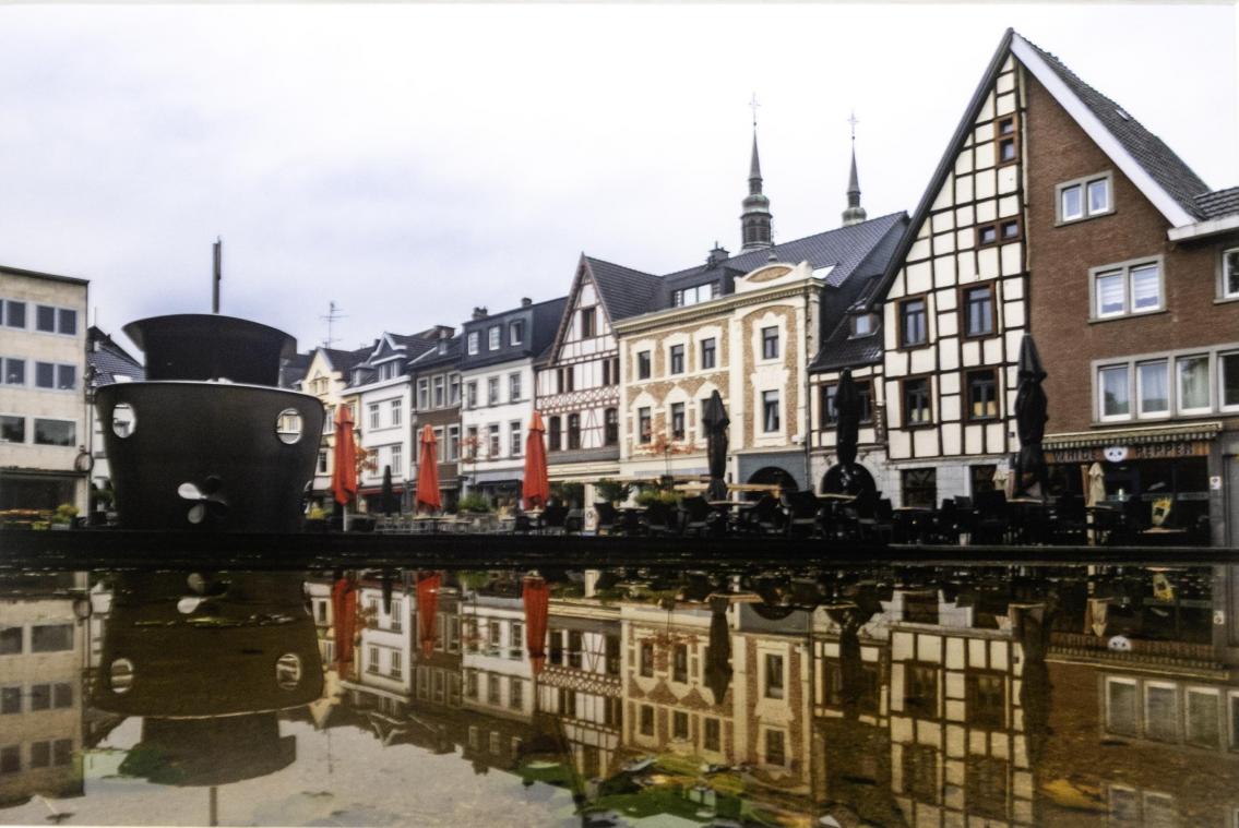 <p>Michael Richardy hat konventionell getrickst. Er hat seine Kamera am „Weserschiff“ einfach auf ein kleines Mäuerchen gestellt und der Stadt so ein Stück Küste verpasst. In „Eupen aan zee“ scheint das Weserschiff in einem großen Hafen zu schwimmen.</p>