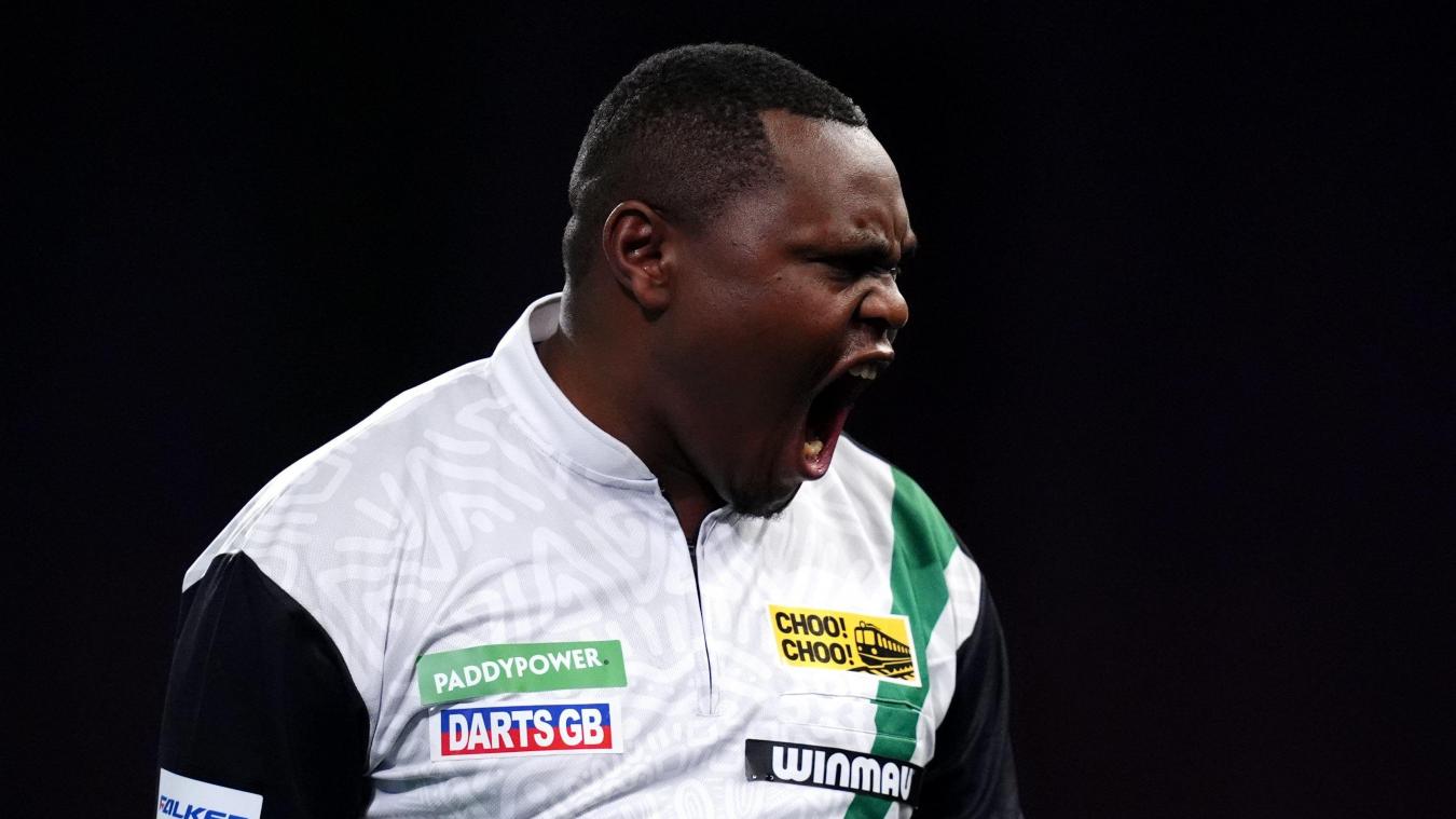 <p>Der Kenianer David Munyua sorgt für eine Riesenüberraschung bei der Dart-WM. In einem kuriosen Match besiegt er den belgischen Favoriten Mike De Decker.</p>