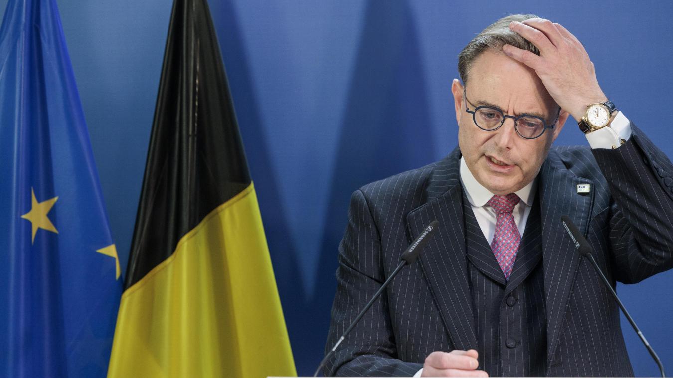 <p>Müde, aber selbstbewusst erklärte De Wever bei seiner Pressekonferenz, es gebe nichts Magisches an politischem Erfolg – nur „harte Arbeit hinter den Kulissen“ und intensive Gespräche mit Partnern.</p>
