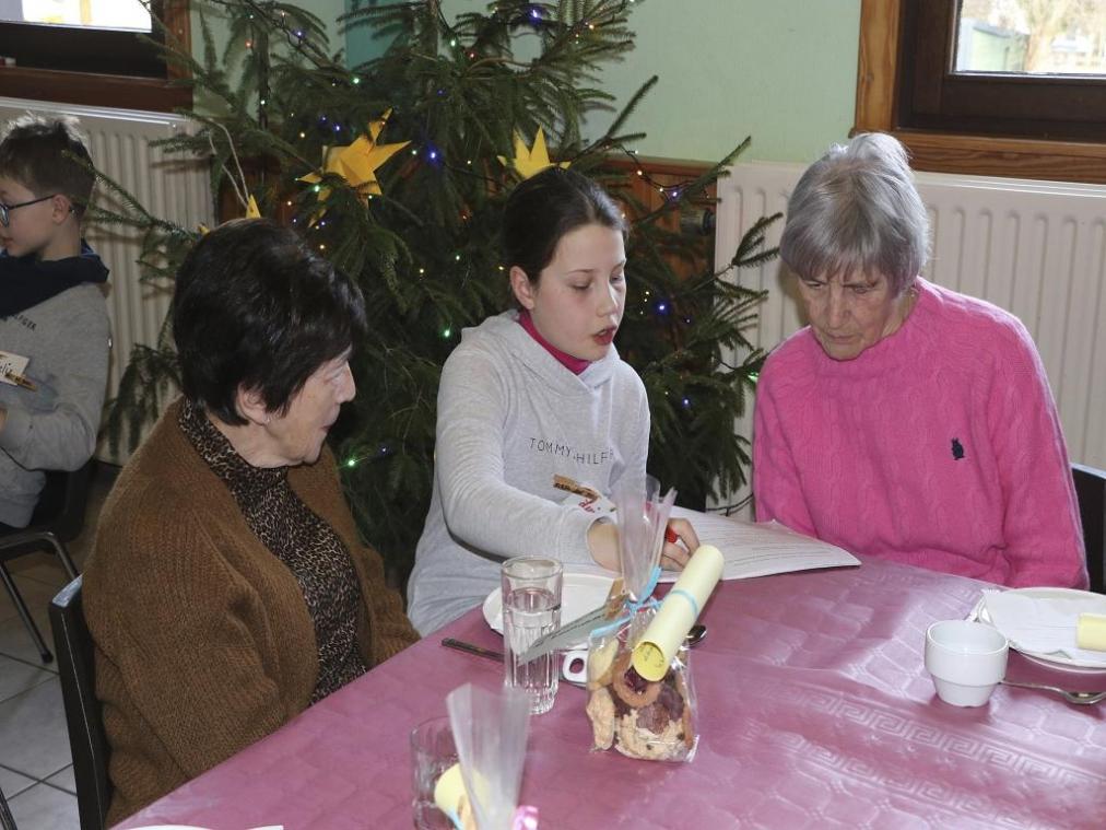 <p>Dei Kinder des 5. und 6. Schuljahrs der Grundschule Born zeigten beim Austausch mit den Borner Senioren keinerlei Berührungsängste.</p>