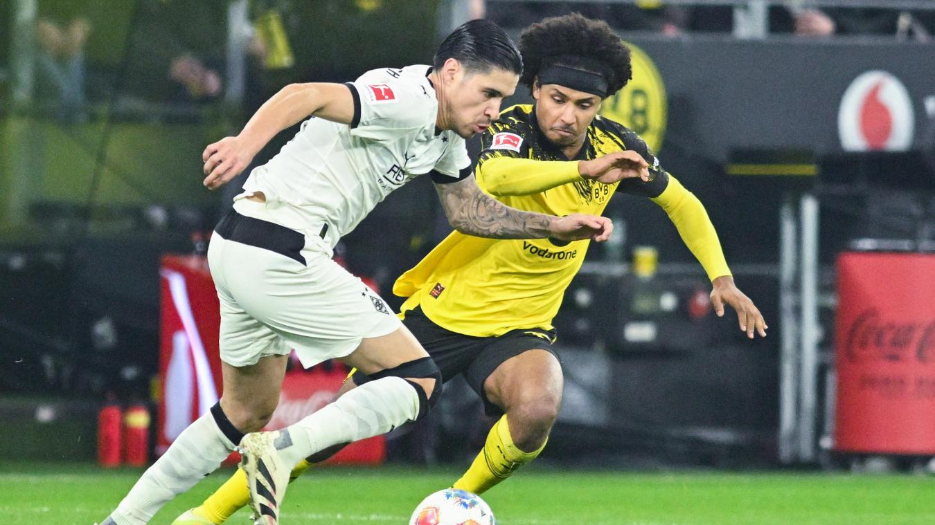 <p>Gladbacher Kevin Diks (l.) und Karim Adeyemi vom BVB in Aktion.</p>