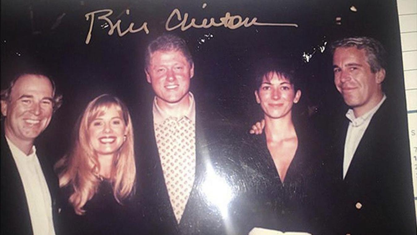 <p>In den Akten werden mehrere prominente Persönlichkeiten erwähnt oder abgebildet, darunter der frühere US-Präsident Bill Clinton (Bildmitte).</p>