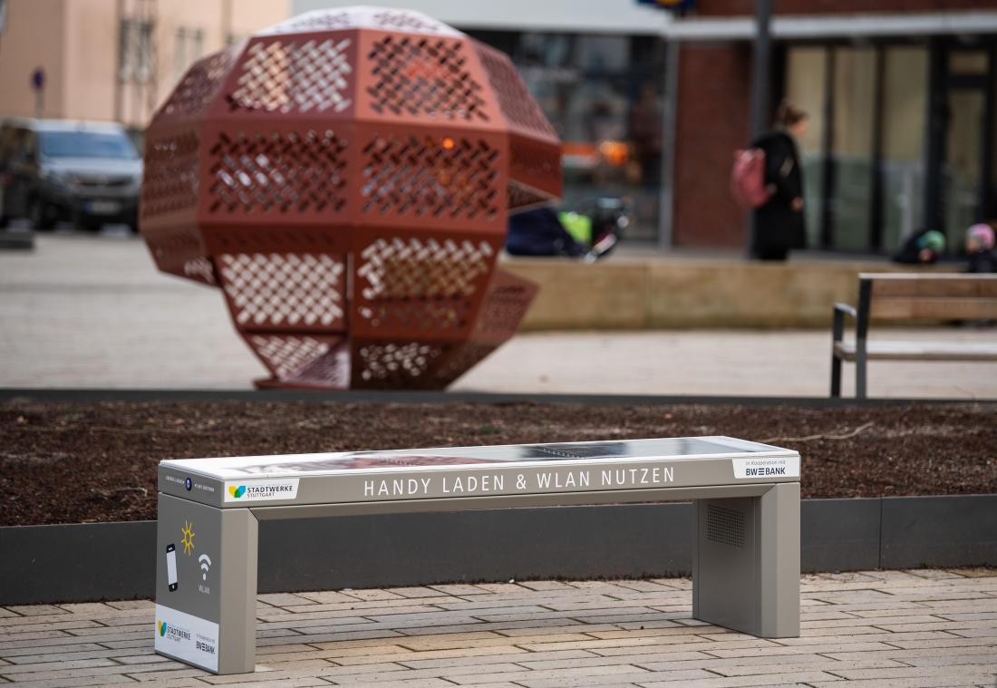 <p>Drei Solarsitzbänke sollen für die Stadt Eupen angeschafft werden. Die Nutzer können ihr Handy oder ihr Fahrrad aufladen.</p>