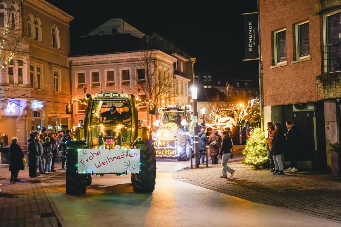 <p>Am späten Abend war Eupen die letzte Station im Norden der DG. Unterwegs warteten viele Familien und Freundesgruppen auf die geschmückten Traktoren.</p>