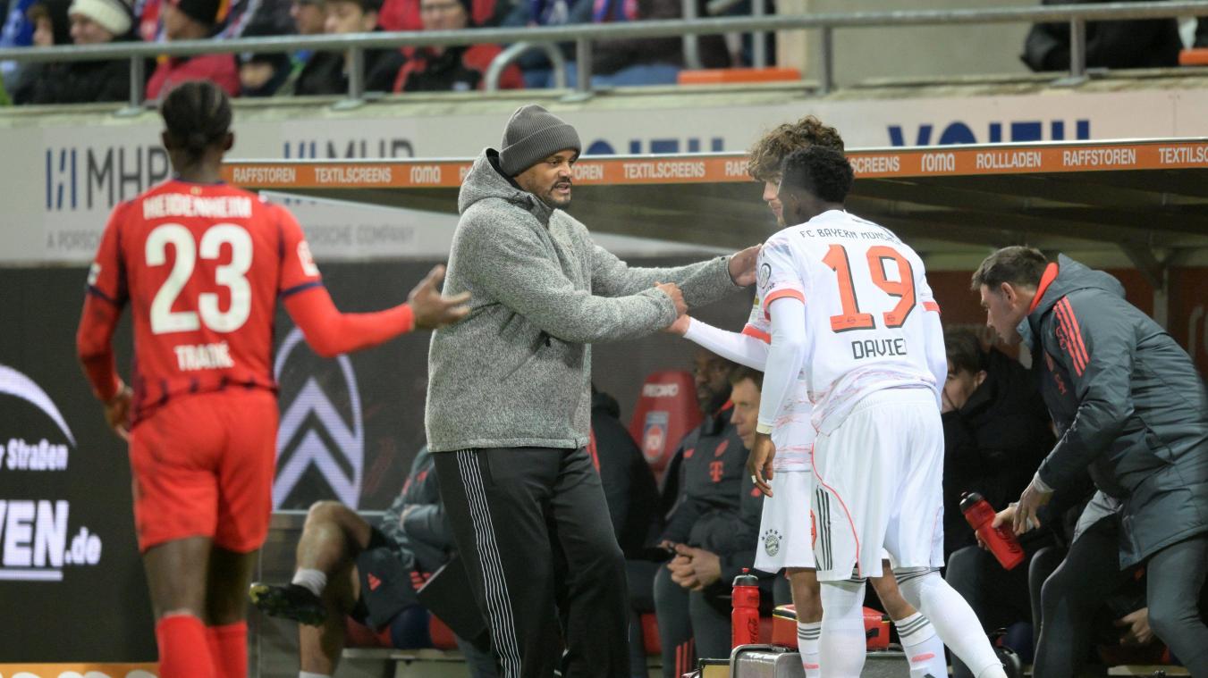 <p>Trainer Vincent Kompany (m.) musste gleich auf neun Bayern-Stars verzichten.</p>