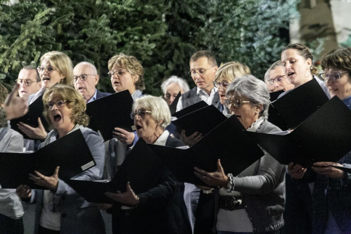 <p>Vor der Krippenlandschaft gestaltete der Kgl. St. Cäcilien Gesangsverein Walhorn ein Weihnachtskonzert</p>