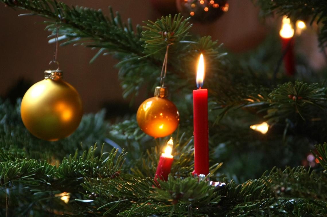 <p>Echte Kerzen im Tannenbaum sind nur noch in wenigen Familien Tradition. Aber auch elektrische Varianten oder Lichterketten bergen Sicherheitsrisiken.</p>