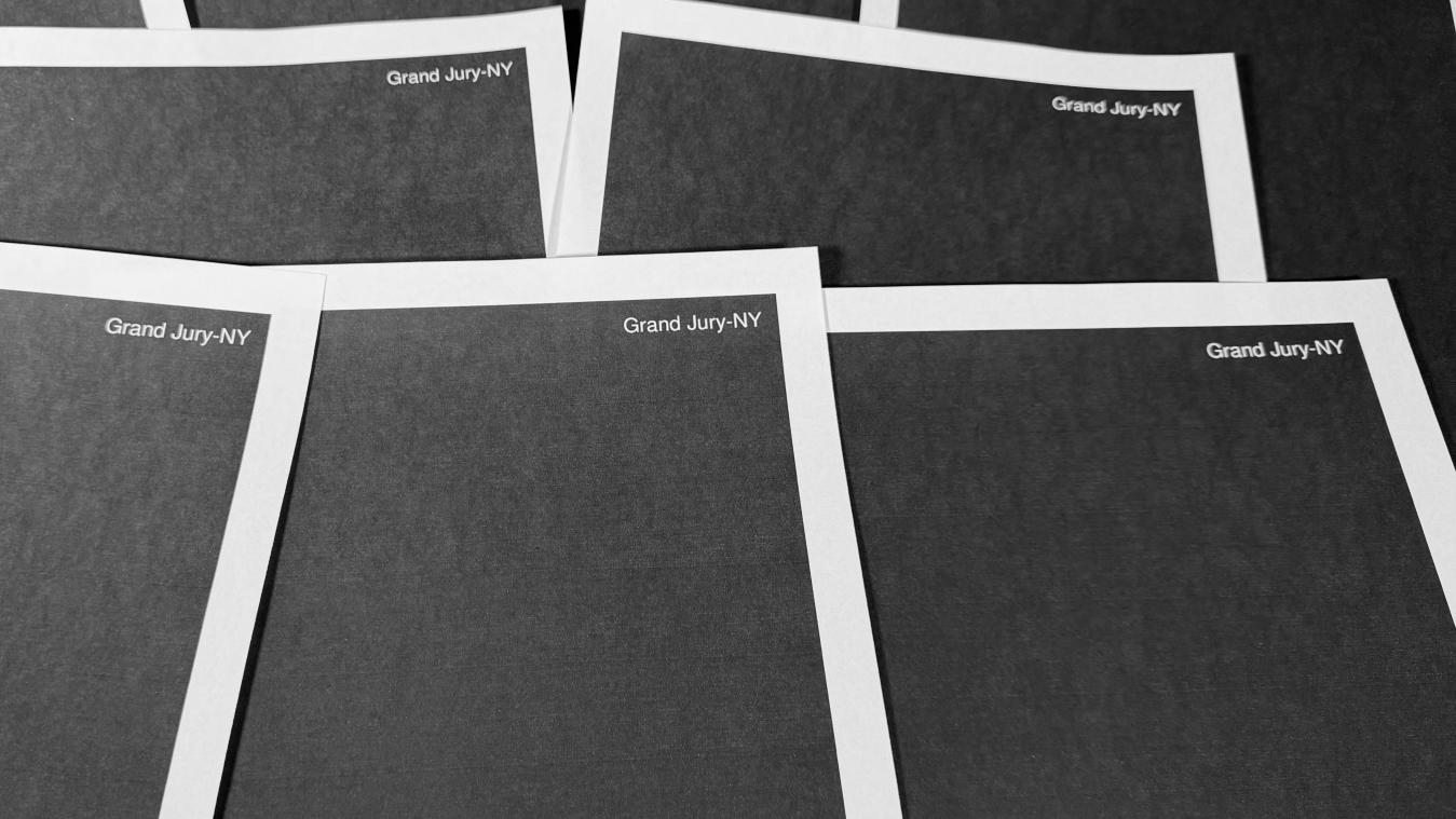 <p>Seiten aus einer vollständig geschwärzten New Yorker Grand Jury-Akte über Jeffrey Epstein und Ghislaine Maxwell, die vom US-Justizministerium freigegeben wurde,sind am Freitag, 19. Dezember 2025, in Washington fotografiert worden.</p>