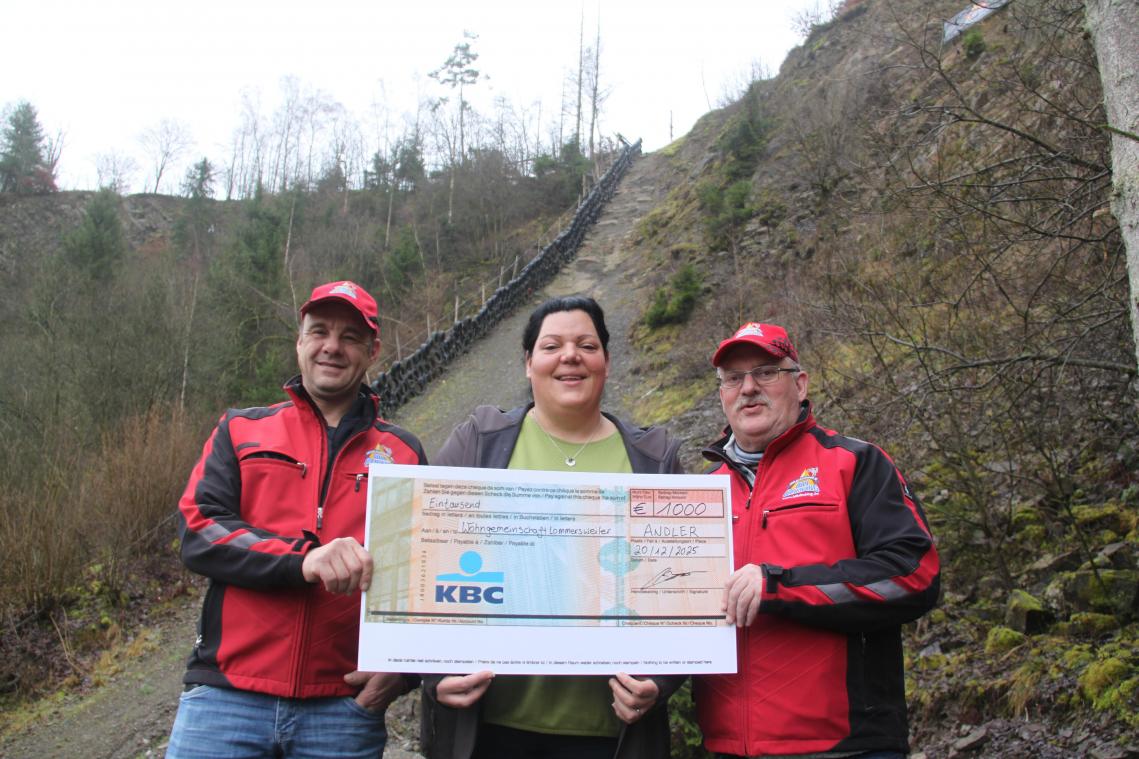<p>Die VoG Hillclimbing, vertreten durch Michael Reinartz (l.) und Edgar Nober (r.), übergab Jenny Krämer (Mitte) von der WG Lommersweiler einen Scheck über 1.000 Euro.</p>