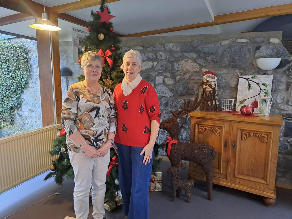 <p>Alexandra Halmes (r.) und Maria Faymonville überreichten die Geschenke an die Bewohner des „Klösterchen“.</p>