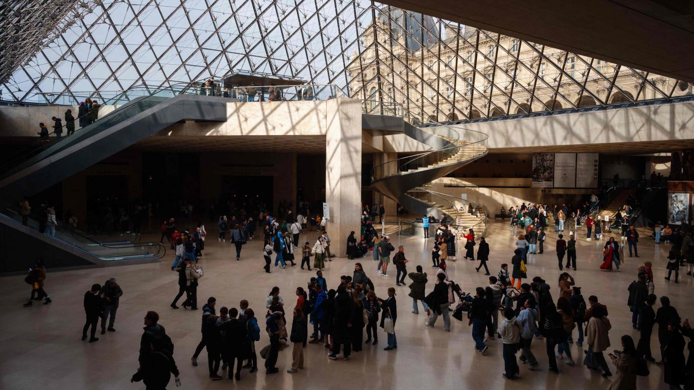 <p>Besucher gehen unter der von Ieoh Ming Pei entworfenen Louvre-Pyramide im Louvre-Museum.</p>