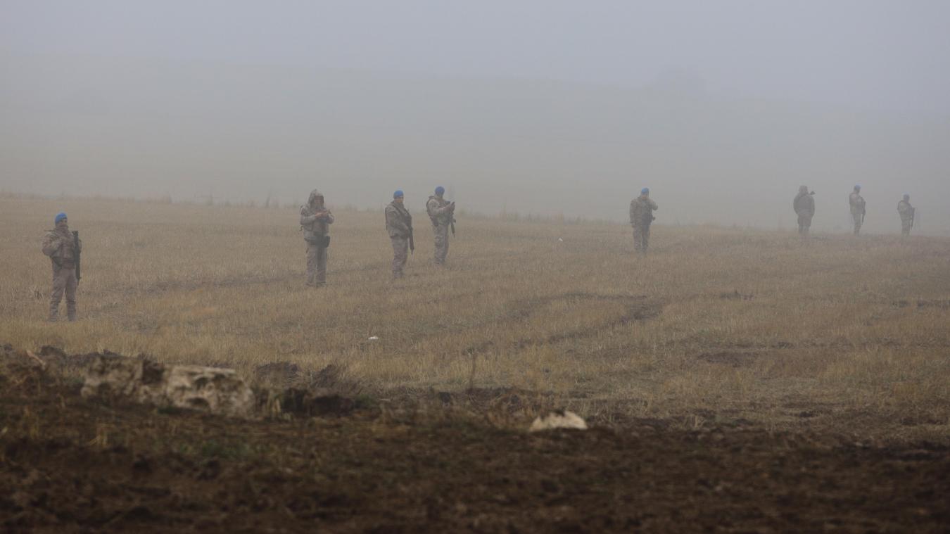 <p>Soldaten der türkischen Armee stehen Wache, während Rettungsteams nach den Überresten eines abgestürzten Privatjets suchen, in dem sich der libysche Militärchef al-Haddad und vier weitere Personen befanden.</p>