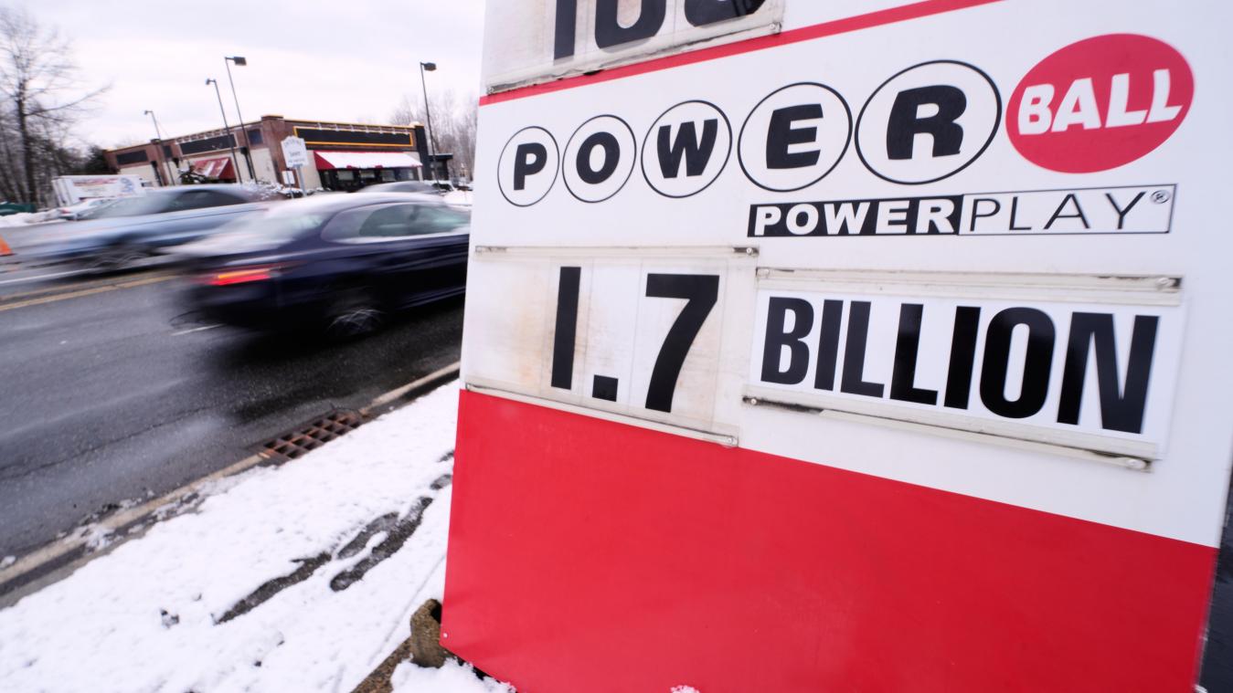 <p>Der Jackpot des Lotteriespiels Powerball wird vor Teds State Line Mobil-Tankstelle mit 1.7 Billion (1,7 Milliarden US-Dollar) angezeigt.</p>