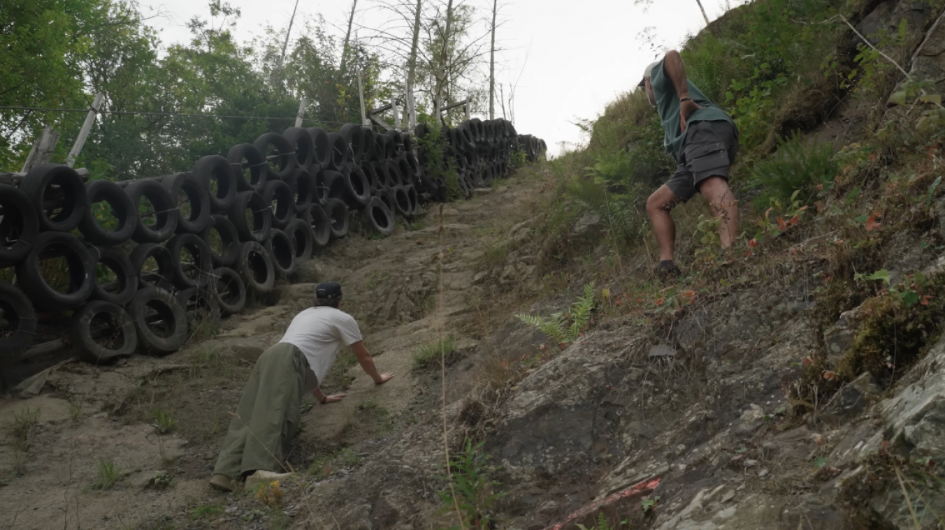 <p>Zac Alsop (links) inspiziert mit seinem Vater den Teufelshang in Andler.</p>