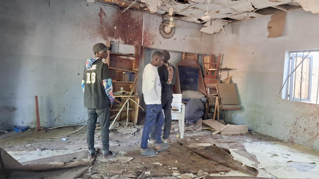 <p>Menschen inspizieren den Schauplatz einer Bombenexplosion während des Abendgebetes in einer Moschee.</p>