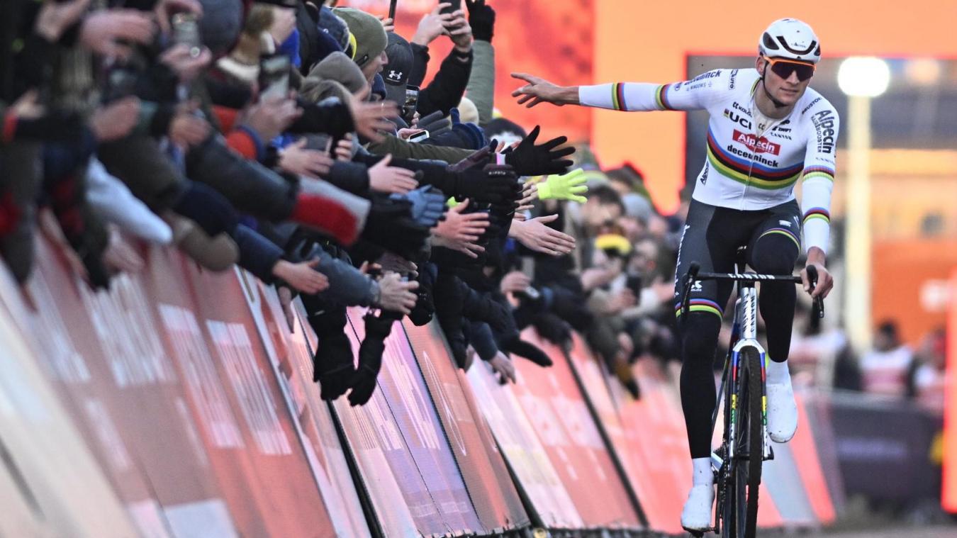<p>Mathieu van der Poel jubelt auch in Gavere.</p>
