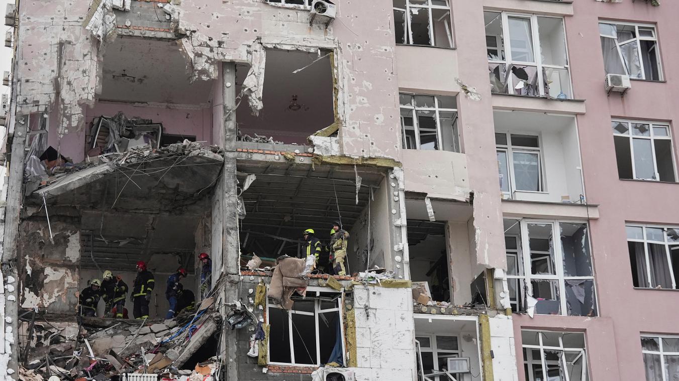 <p>Rettungskräfte arbeiten in einem durch einen russischen Angriff schwer beschädigten Hochhaus.</p>