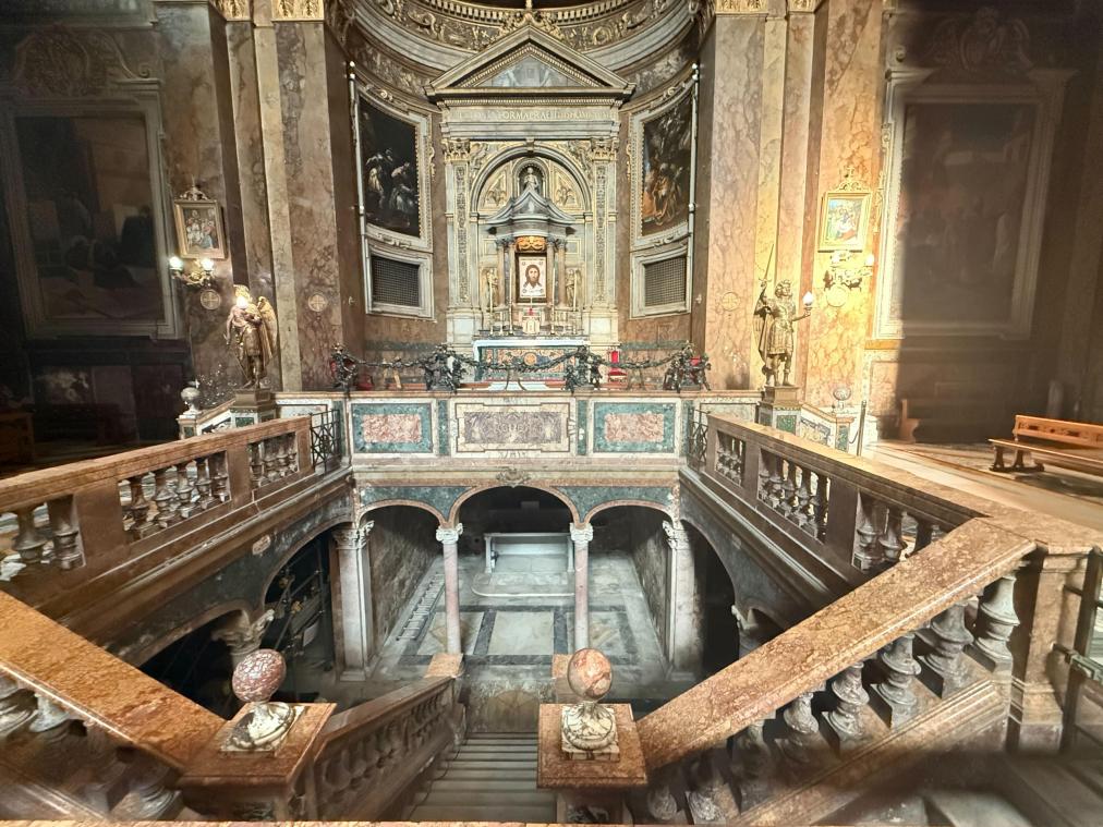 <p>Blick in die Kirche San Silvestro in Capite. Der Bau aus dem achten Jahrhundert ist die letzte Ruhestätte eines bedeutenden Papstes, der bis heute wirkt: Papst Silvester I. - der Mann, der dem letzten Tag des Jahres seinen Namen gab.</p>