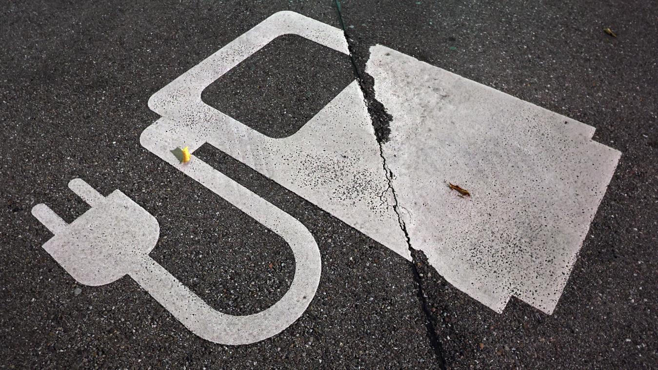 <p>Unsichere Firmenwagenregelungen, längere Leasinglaufzeiten und eine vergleichsweise schwache Ladeinfrastruktur in der Wallonie lassen den Absatz elektrischer Fahrzeuge in Belgien ins Stocken geraten.</p>