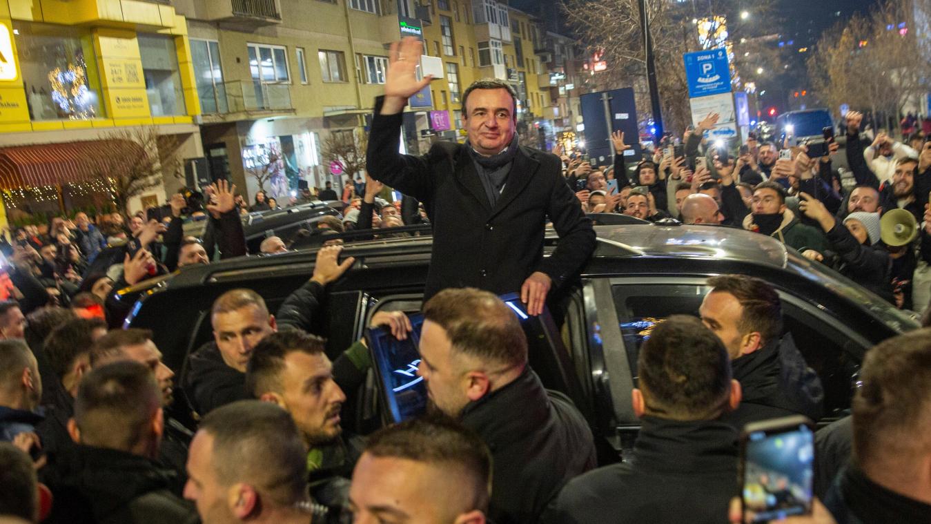 <p>Albin Kurti (M), amtierender Premierminister des Kosovo und Vorsitzender der politischen Partei VeteVendosje, begrüßt seine Anhänger in der kosovarischen Hauptstadt Pristina.</p>