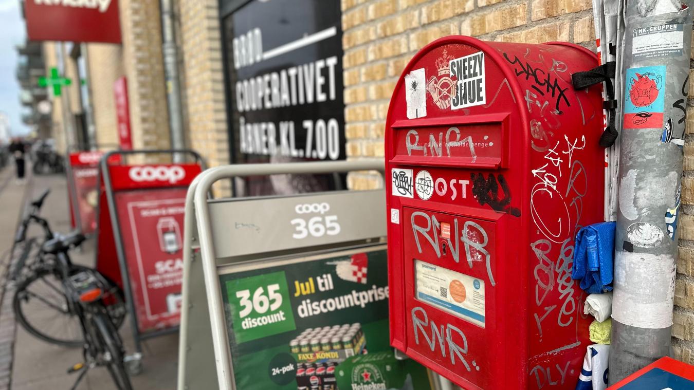 <p>Ein Briefkasten der dänischen Post hängt im Kopenhagener Stadtteil Amager vor einem Supermarkt. Das Postunternehmen Postnord wird ab 2026 keine Briefe mehr in Dänemark zustellen. In dem Zusammenhang sollen auch sämtliche öffentlichen Briefkästen im Land abgebaut werden.</p>