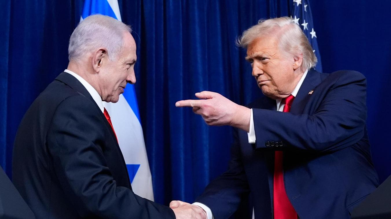 <p>US-Präsident Donald Trump (r) gibt dem israelischen Ministerpräsidenten Benjamin Netanjahu während einer gemeinsamen Pressekonferenz in Mar-a-Lago die Hand.</p>