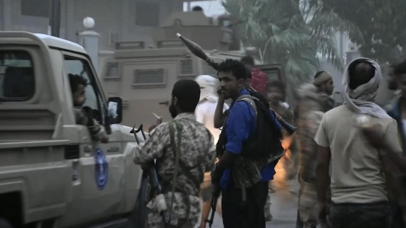 <p>Auf diesem Videostandbild sind Kämpfer des südlichen Übergangsrats (STC) zu sehen, als sie sich auf dem Weg zum Präsidentenpalast machen.</p>