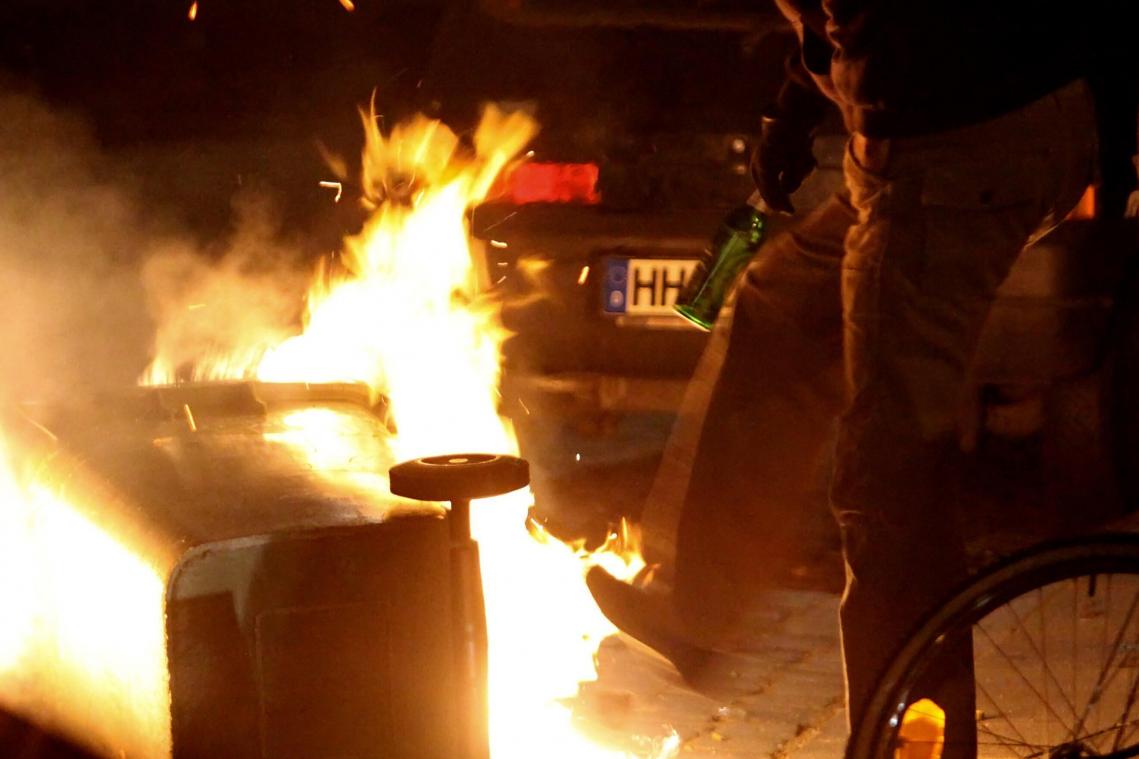 <p>Die Feuerwehr musste brennende Mülltonnen löschen.</p>