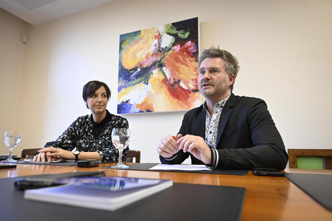 <p>„Wir hatten einen guten Holzverkauf. Aber wir sehen, dass es trotzdem wieder eng wird“: Bütgenbachs Bürgermeister Daniel Franzen (hier beim GrenzEcho-Gespräch mit Schöffin Kathy Elsen) verteidigt die Erhöhung der Einkommenssteuer.</p>