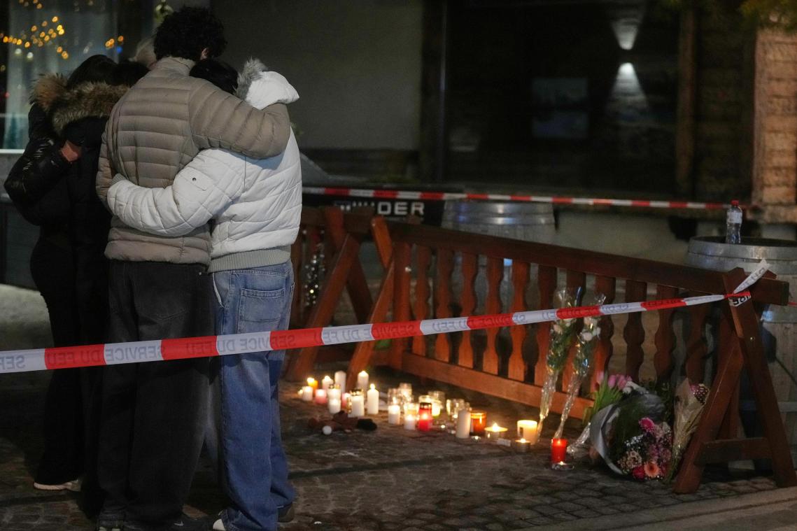<p>Menschen haben Kerzen und Blumen in der Nähe der Bar Le Constellation niedergelegt, wo ein verheerendes Feuer während der Neujahrsfeierlichkeiten Tote und Verletzte forderte.</p>