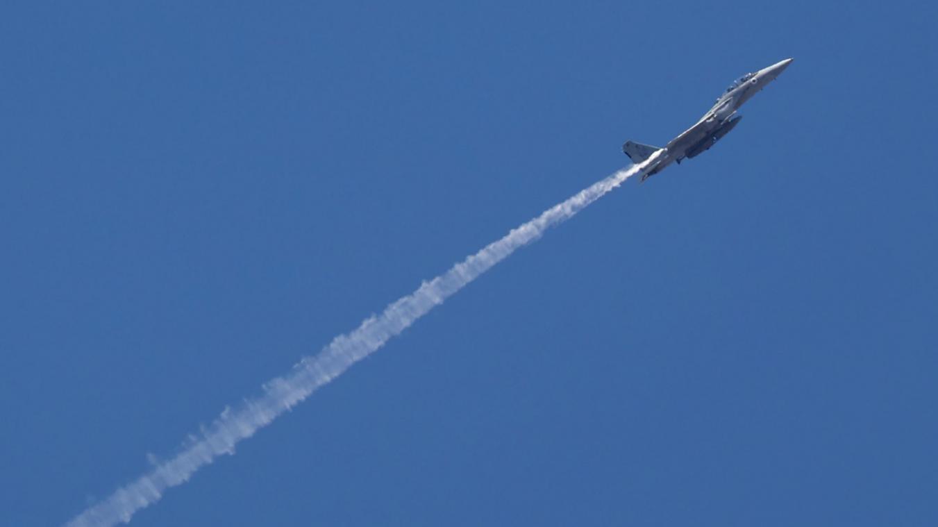 <p>Ein israelischer Kampfjet von einem Luftwaffenstützpunkt in Zentralisrael aus gesehen.</p>