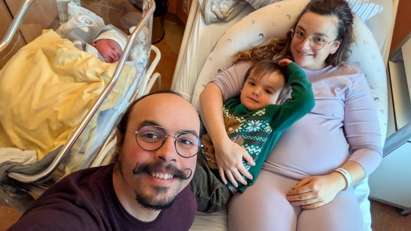 <p>Familienselfie: Elisa, Maurice und Jari (v.r.n.l.) freuen sich über die Geburt von Louie.</p>