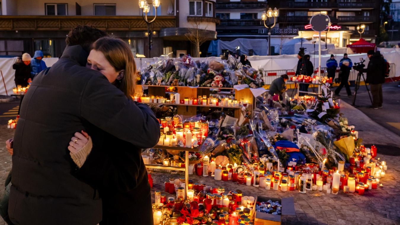 <p>Blumen und Kerzen stehen zum Gedenken an die Opfer des Brandes in der Bar und Lounge Le Constellation in Crans-Montana.</p>
