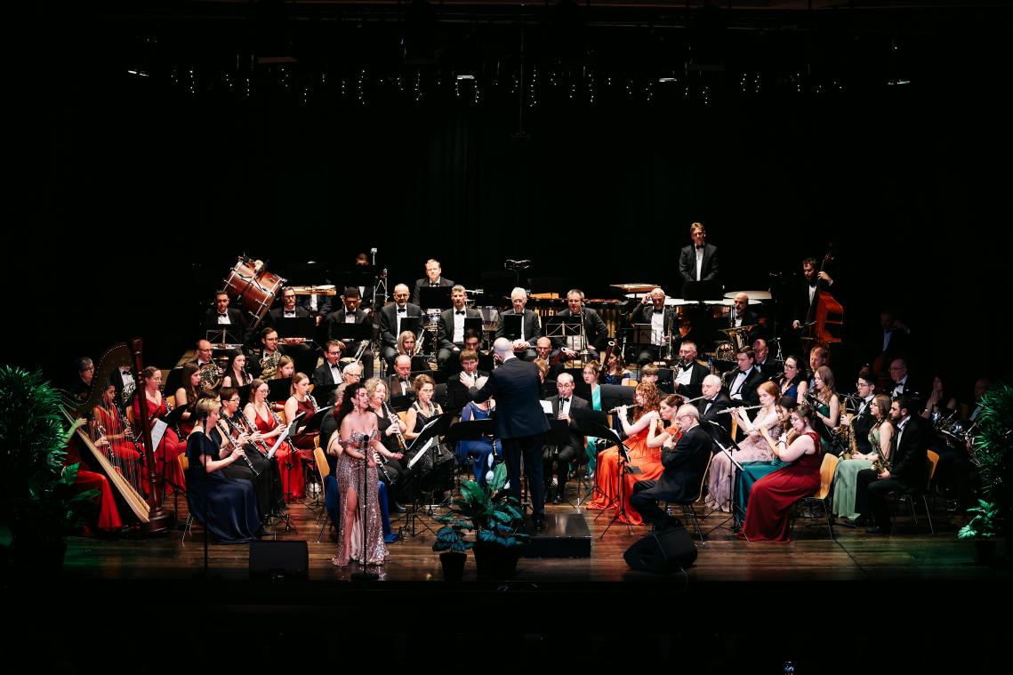 <p>Die Kgl. Harmonie Eupen ließ Kaiserwalzer, die Blaue Donau, den Radetzkymarsch und Polkas so erklingen, dass der Eindruck entsteht, als seien Streicher am Werk.</p>