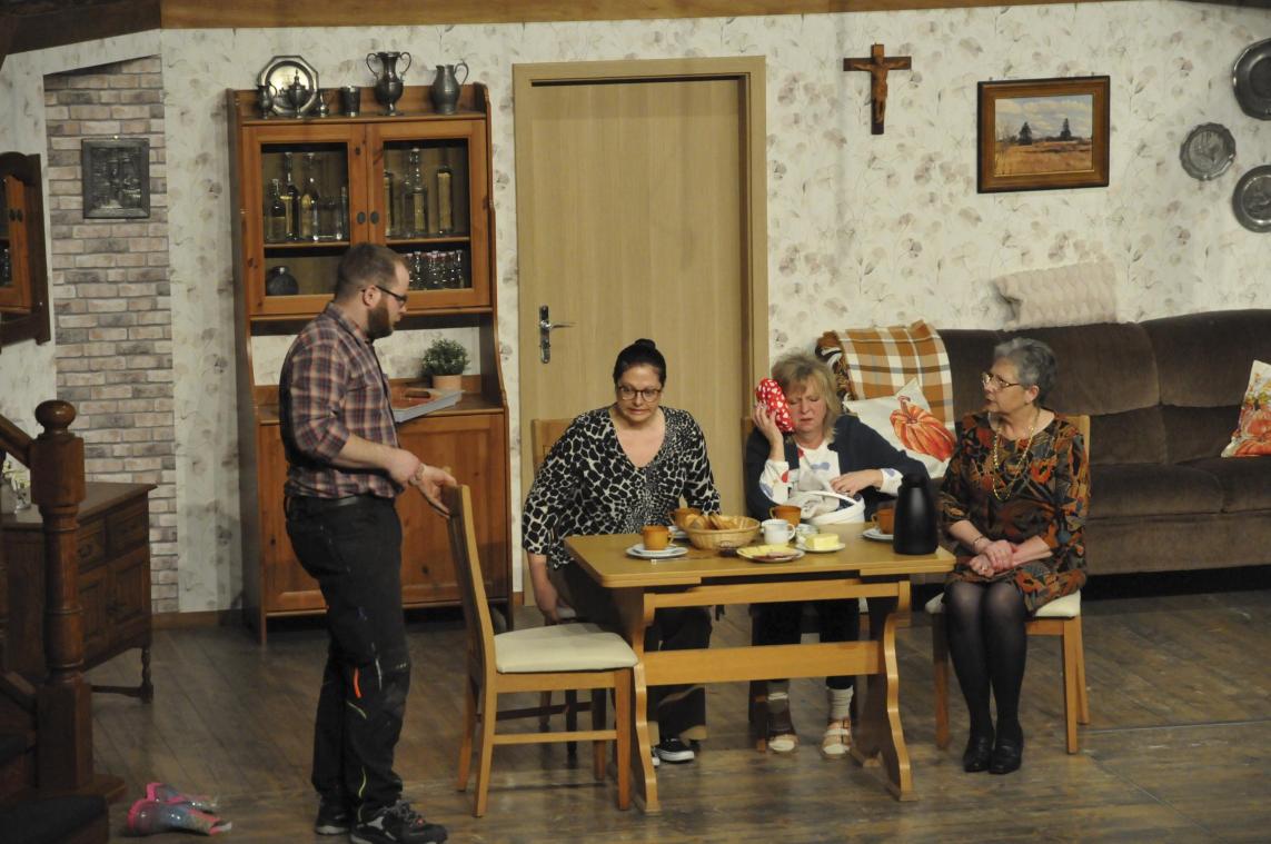 <p>In der Komödie „Wenn et kracht, dann richtisch“ zeigt der Theaterverein Mürringen große Spielfreude: Auf der Bühne geht es turbulent und bisweilen chaotisch zu.</p>