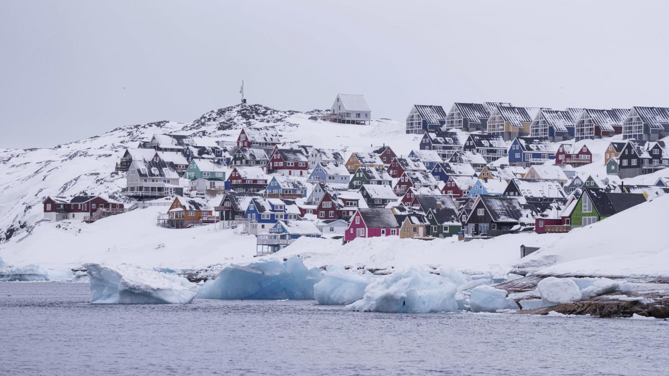 <p>Bunte, schneebedeckte Häuser in Nuuk sind vom Meer aus zu sehen.</p>