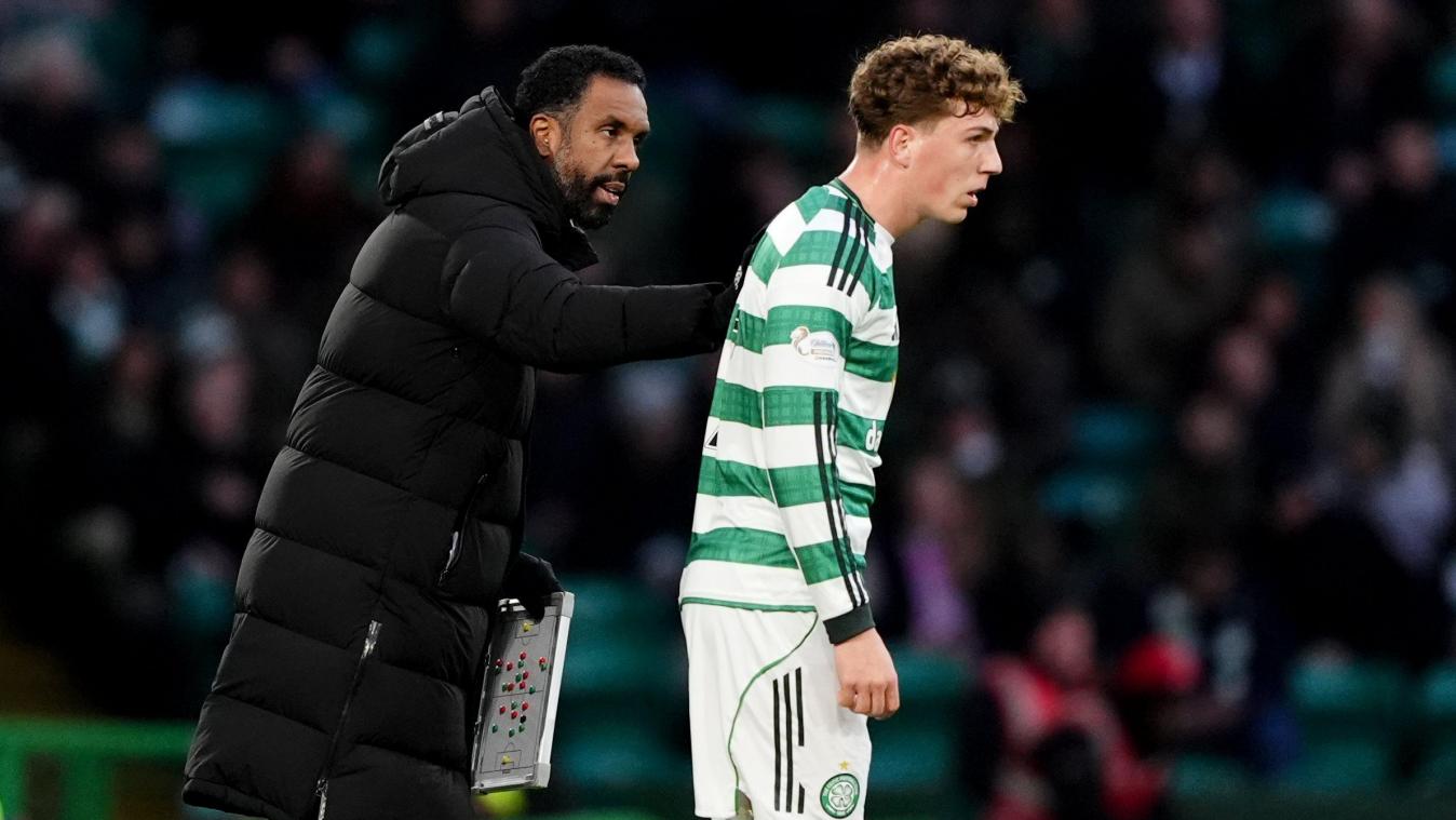 <p>Wilfried Nancy (links) gibt Arne Engels (rechts) Anweisungen.</p>