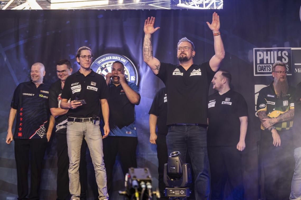 <p>Phil Leufgen bei der Darts-Show Ende November. Links ist auch WM-Finalist Gian van Veen zu sehen.</p>