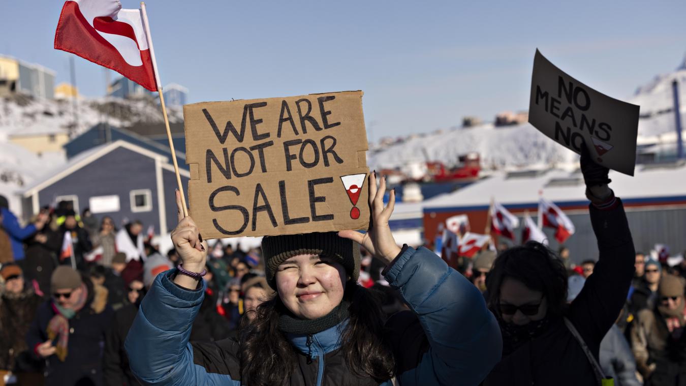 <p>Menschen nehmen in Nuuk an einem Marsch teil, der vor dem US-Konsulat unter dem Motto „Grönland gehört dem grönländischen Volk“ endet.</p>