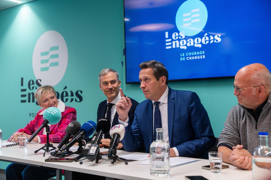 <p>Michel De Maegd (r.) und LE-Parteichef Yvan Verougstraete bei der Pressekonferenz</p>