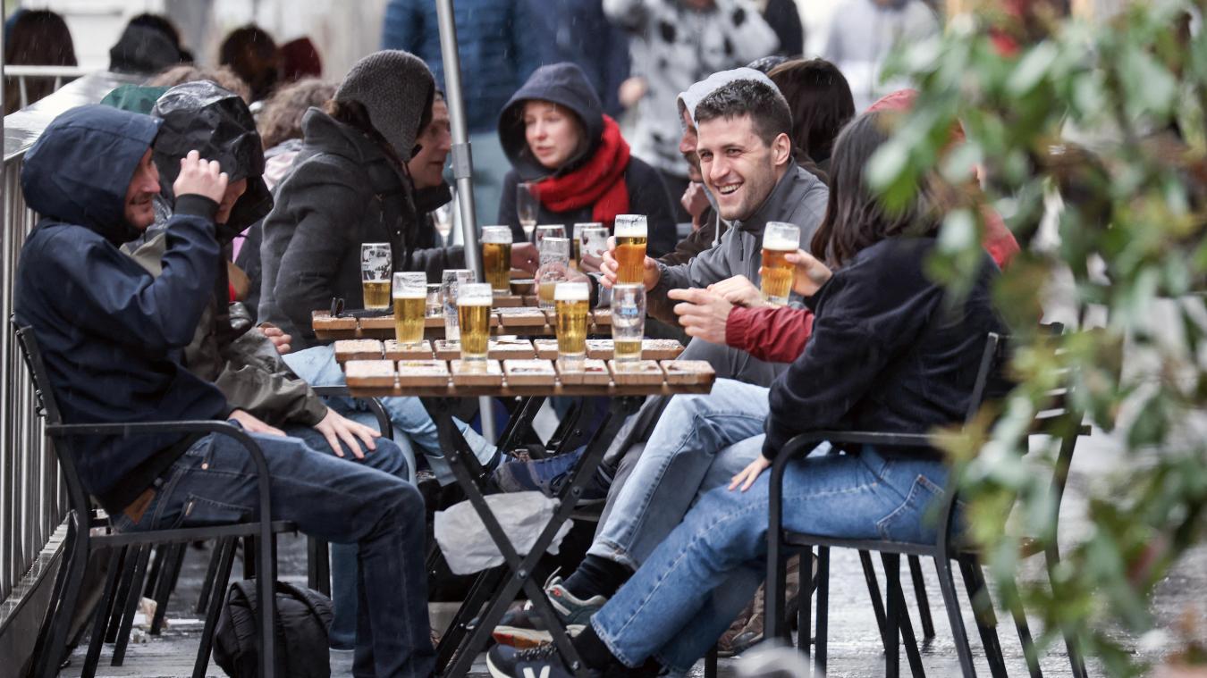 <p>Alkoholkonsum im öffentlichen Raum: In Belgien dürfen Jugendliche ab 16 Jahren Bier und Wein kaufen. Der politische Vorstoß, diese Altersgrenze auf 18 Jahre anzuheben, sorgt derzeit für eine kontroverse Debatte.</p>