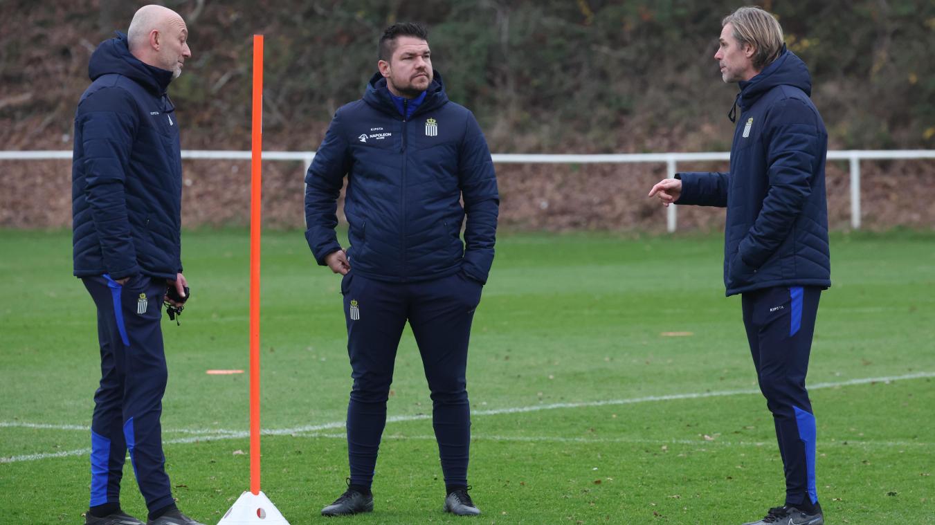 <p>Mario Kohnen (Bildmitte) - hier im Gespräch mit Hans Cornelis (rechts) und Frank Defays (links) zu sehen - bleibt vorerst Co-Trainer bei Sporting Charleroi</p>