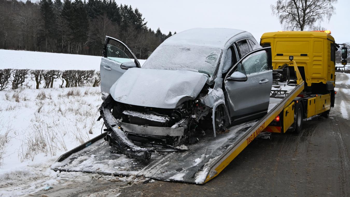 <p>Der Pkw befuhr die Straße in Richtung Iveldingen und prallte bei einem Überholmanöver gegen einen Baum.</p>